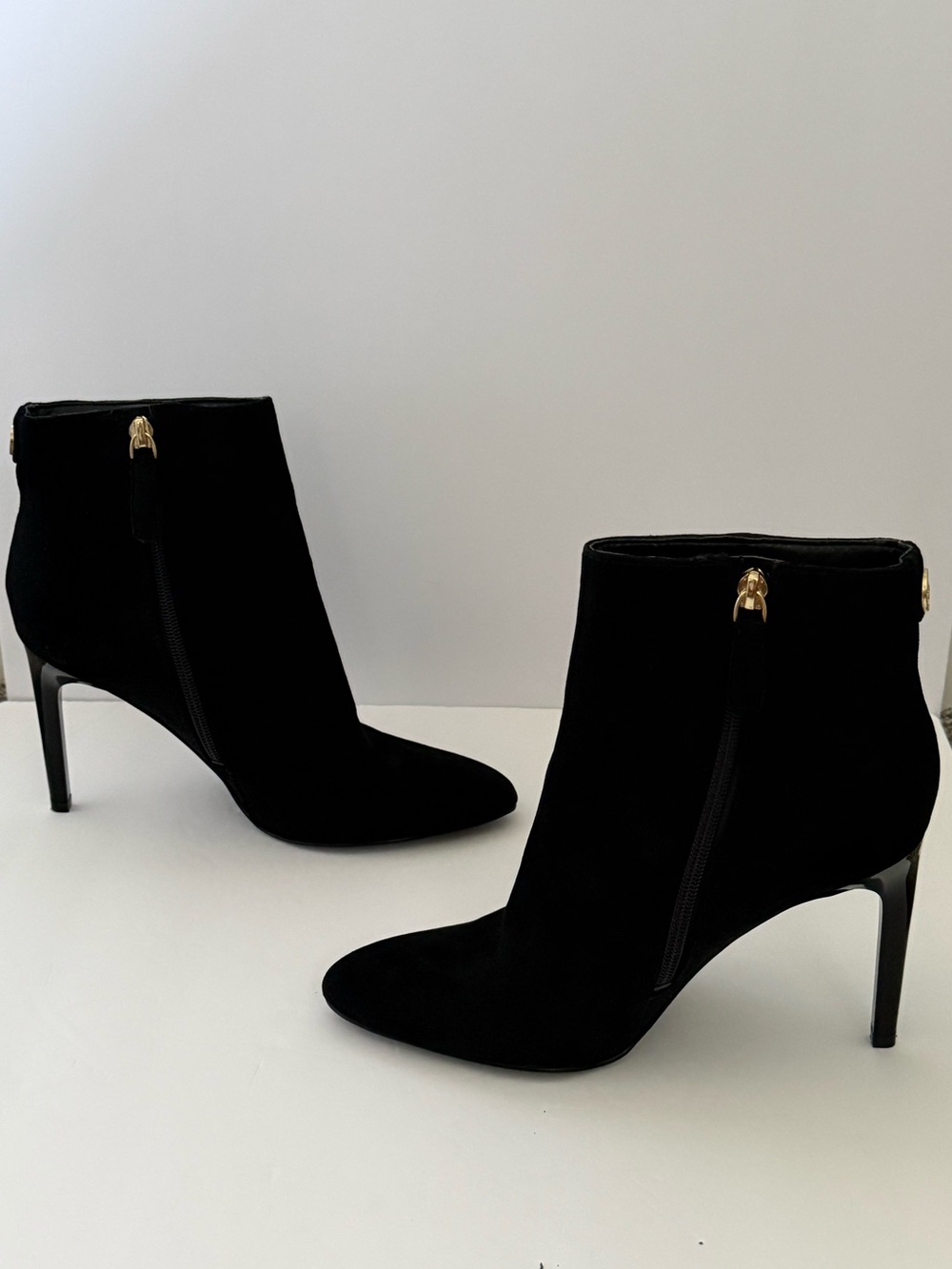 GUESS Black Faux Suede Pointed Toe Stiletto Ankle Boots Size 8M